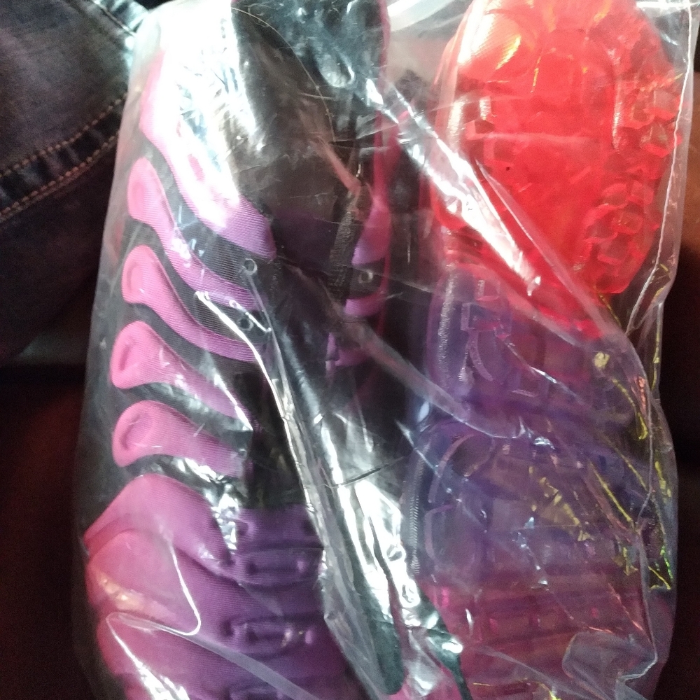 Shoes - Picture 6 of 8